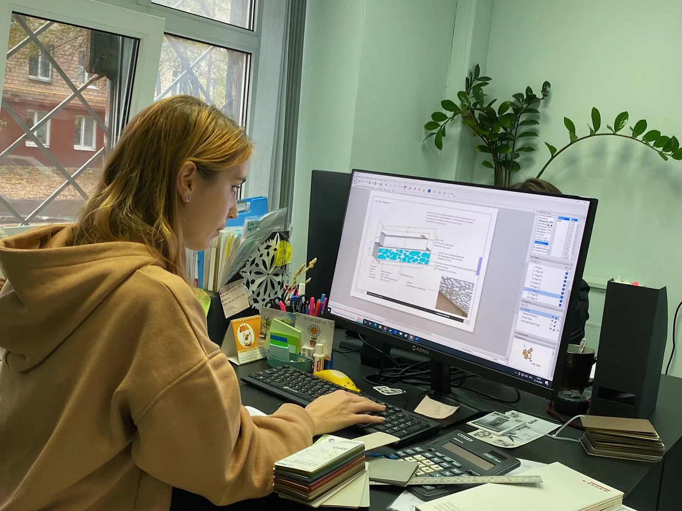 Дизайнер работает над чертежом