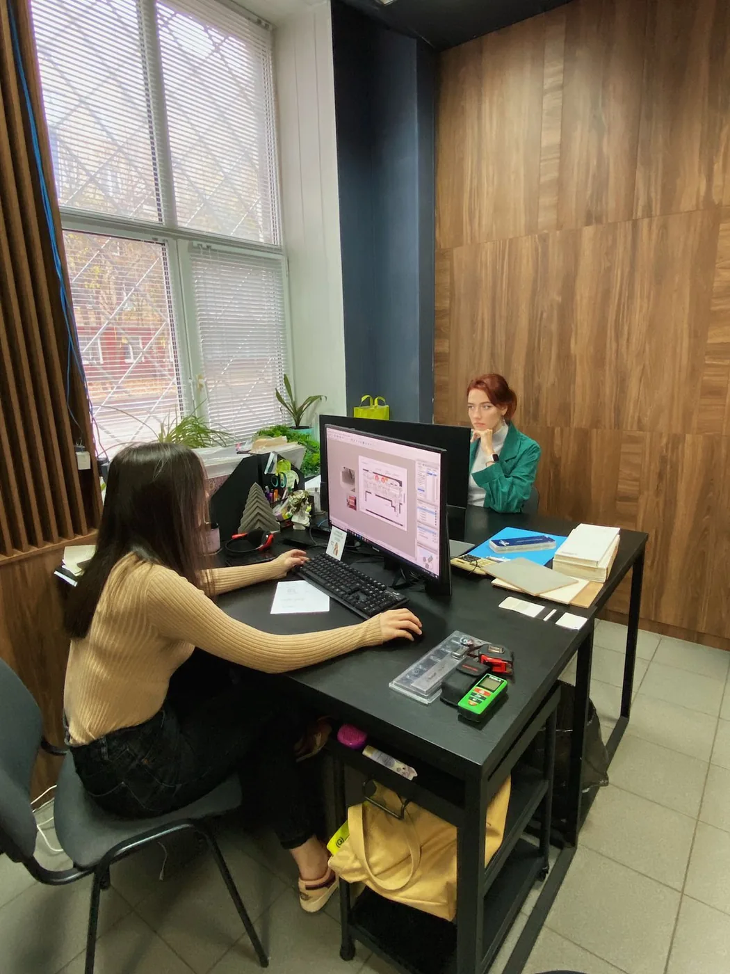 Дизайнеры STILNO STUDIO в офисе за проектом